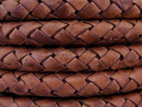 Leder geflochten in Braun, 95 cm lang und 6 mm dick, mit Edelstahl Bajonett, Hersteller Juwelier Harnisch, zeigt die hochwertige Verarbeitung und ansprechende Optik des Materials.