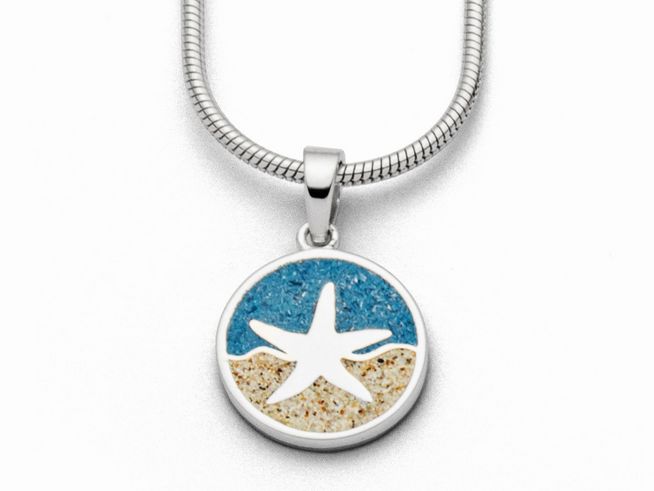 DUR Anhänger Seestern in Sterling Silber mit einem kreisförmigen Design, das einen Seestern auf sandigem Untergrund und blauem Hintergrund zeigt, perfekt für maritime Liebhaber.