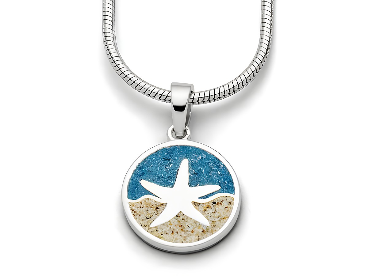 DUR Anhänger Seestern in Sterling Silber mit einem kreisförmigen Design, das einen Seestern auf sandigem Untergrund und blauem Hintergrund zeigt, perfekt für maritime Liebhaber.