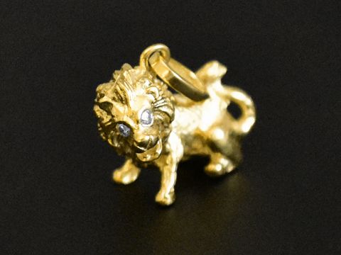 Löwe Gold Anhänger Handarbeit mit Brillanten aus 585 Gold, Hersteller Juwelier Harnisch, detailreiche Tierdarstellung in hochwertiger Verarbeitung.