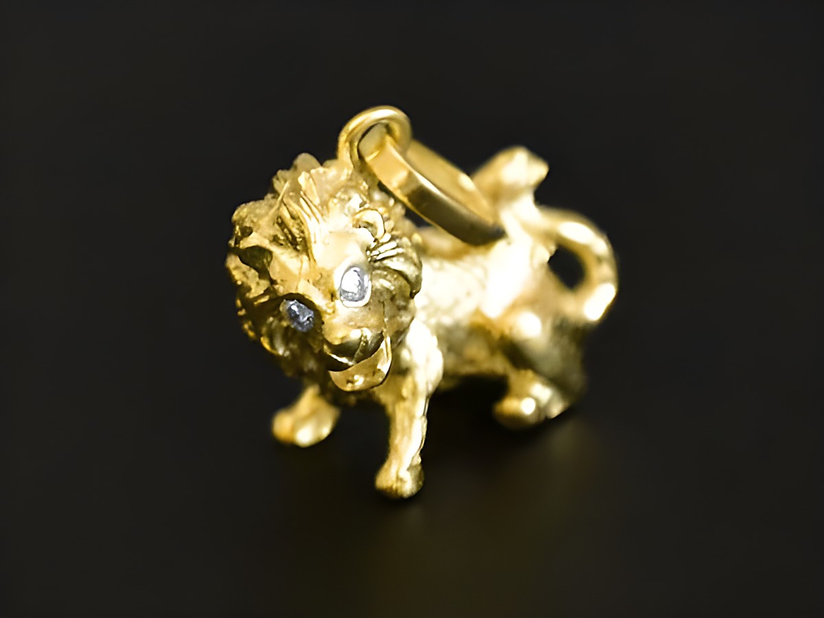 Löwe Gold Anhänger Handarbeit mit Brillanten aus 585 Gold, Hersteller Juwelier Harnisch, detailreiche Tierdarstellung in hochwertiger Verarbeitung. – Ansicht 2