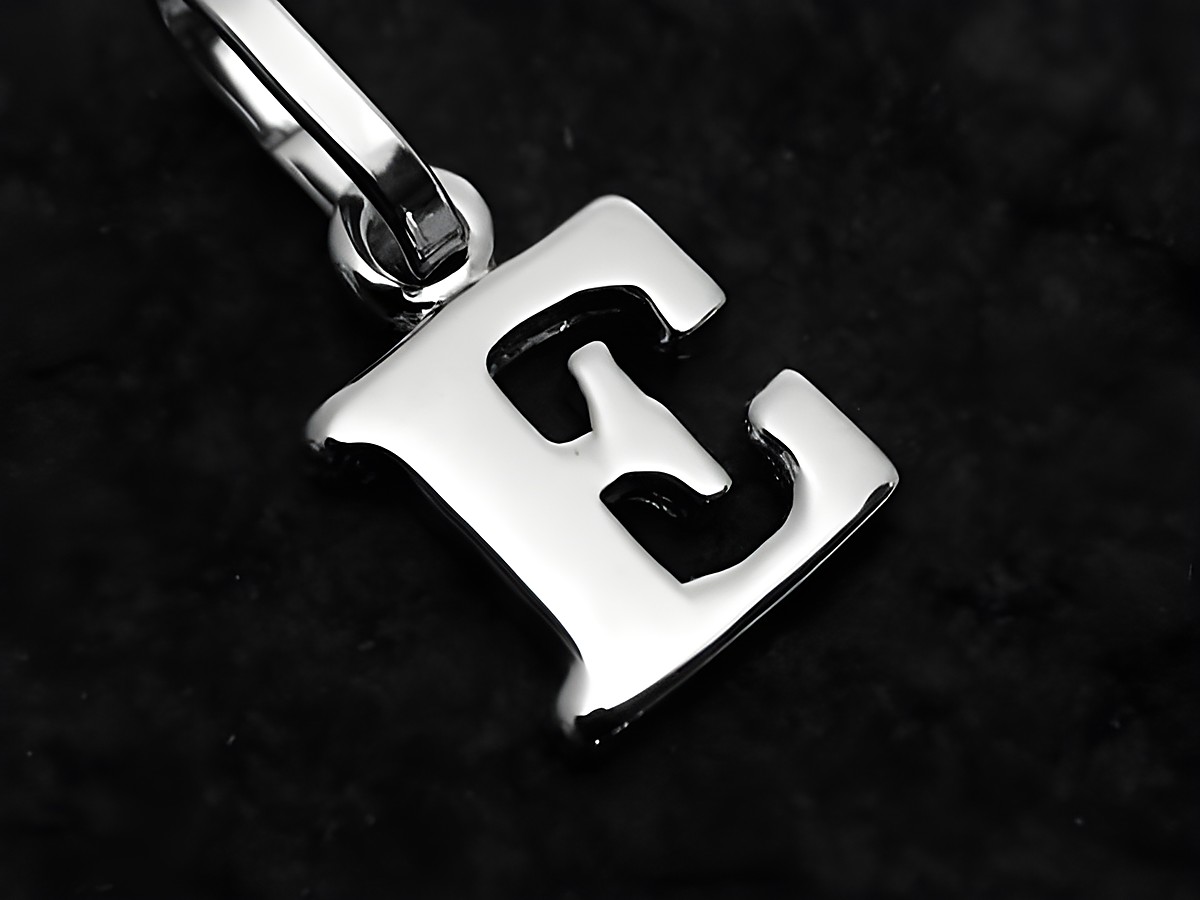 E Buchstaben Anhänger aus 925 Sterling Silber, gefertigt von Juwelier Harnisch, glänzendes Design in eleganter Schriftart, ideal als persönliches Geschenk oder für individuelle Schmuckstücke.