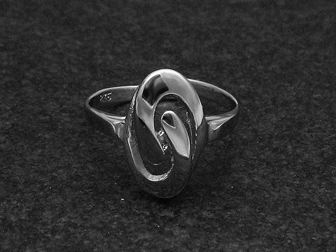 Silberring rho im modernen Design, etwas verstellbar, hergestellt von Juwelier Harnisch, ohne Stein, rhodiniert, elegant und schlicht in der Formgebung.