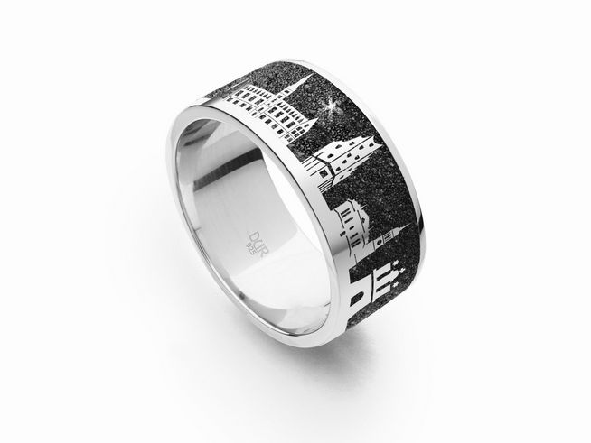 DUR Lavasand Ring Nachtring Hamburg R4820.52 aus Sterling Silber in Größe 52 zeigt eine stilisierte Hamburger Skyline auf schwarzem Sandhintergrund.