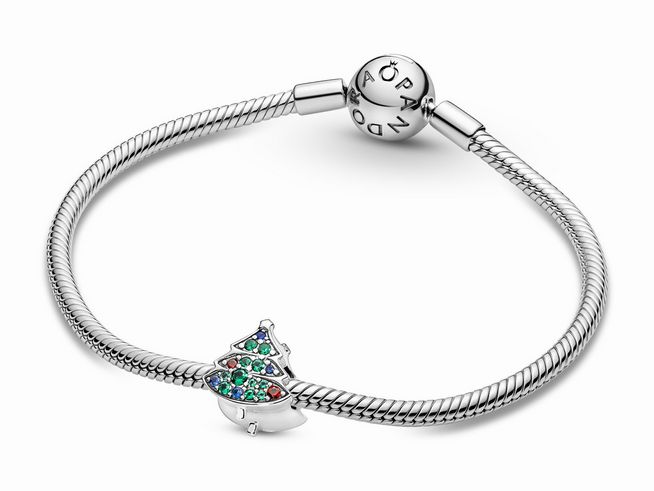 Charm von Pandora in Form eines Weihnachtsbaums aus Sterlingsilber mit bunten Kristallen, passend für ein Armband, ideal für die festliche Saison.