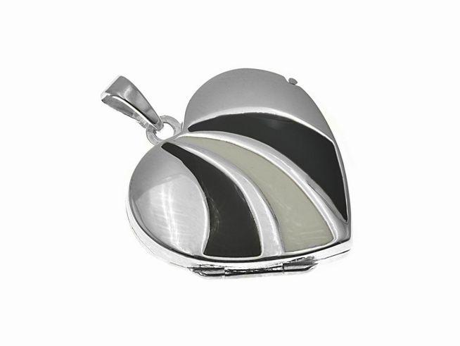 Herz Medaillon aus Sterling Silber in Schwarz und Weiß mit drei eleganten Lackflächen, hergestellt von Juwelier Harnisch. Das Medaillon hat eine glänzende Oberfläche und eine praktische Anhängeröse.
