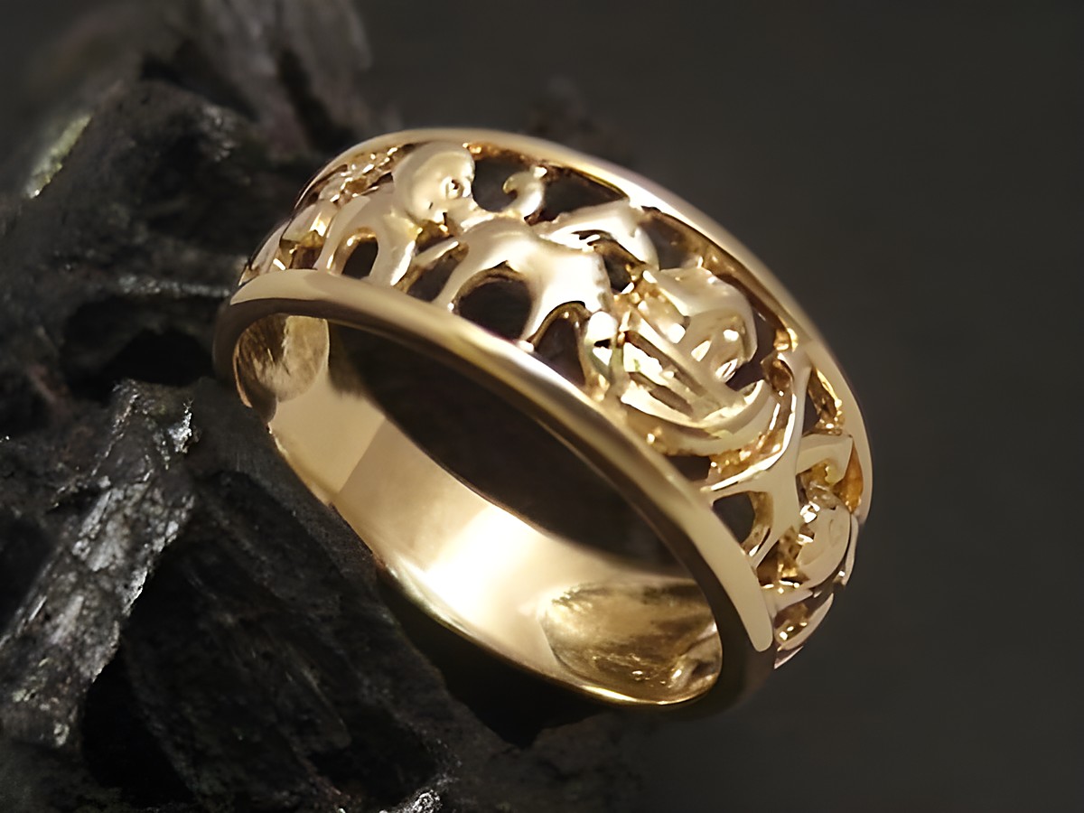 Goldring Arche Noah aus 585er Gold in der Größe 54 von Juwelier Harnisch, kunstvoll verziert mit stilisierten Tieren, ideal als Schmuckstück oder Geschenk.