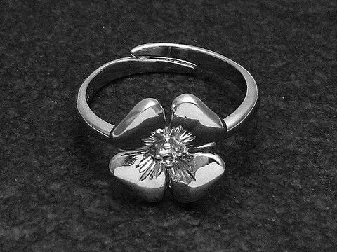 Silberring mit filigranem Blütenmotiv, verstellbar, verziert mit Zirkonia, rhodiniert, hergestellt von Juwelier Harnisch. Elegantes Schmuckstück mit floralem Design.