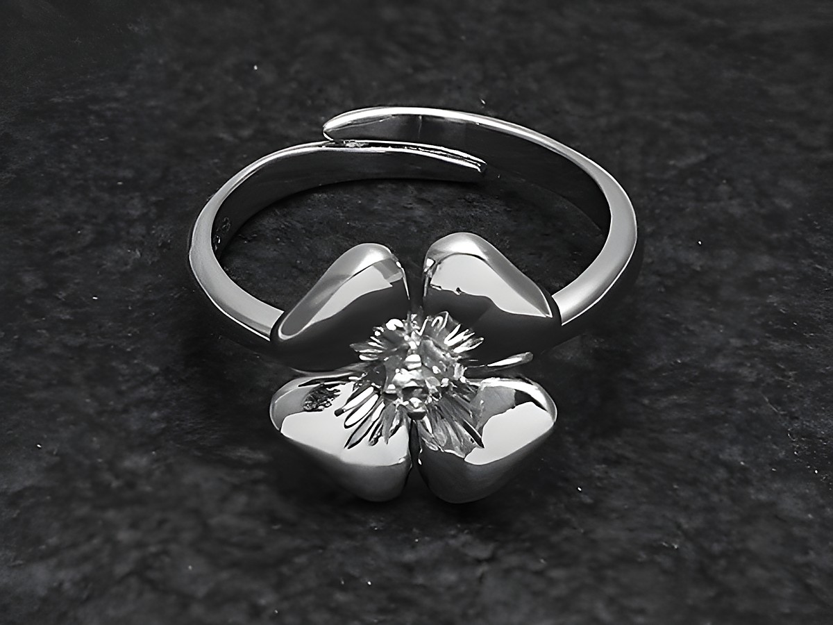 Silberring mit filigranem Blütenmotiv, verstellbar, verziert mit Zirkonia, rhodiniert, hergestellt von Juwelier Harnisch. Elegantes Schmuckstück mit floralem Design.
