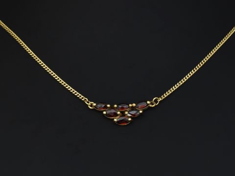 Gold Collier mit Mittelteil aus 333 Gold, verziert mit Granaten, Länge 40 cm, hergestellt von Juwelier Harnisch, elegantes Design für besondere Anlässe.