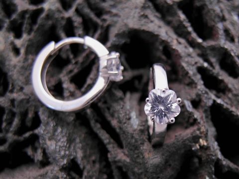 Creolen Blüte aus Sterling Silber, traumhaft mit Zirkonia besetzt, Durchmesser 16 mm, Hersteller Juwelier Harnisch, elegant bis 25 mm. Ideal für jeden Anlass.