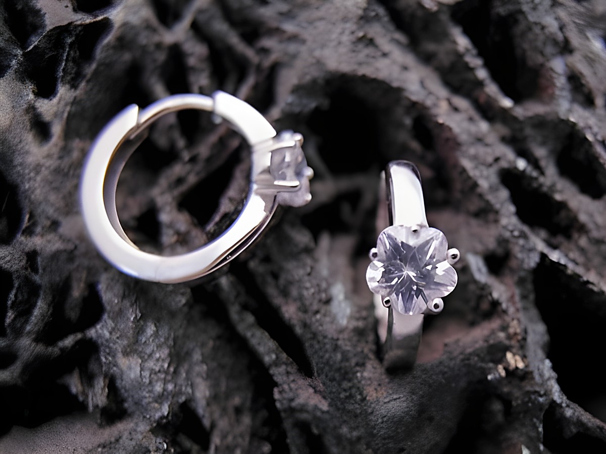 Creolen Blüte aus Sterling Silber, traumhaft mit Zirkonia besetzt, Durchmesser 16 mm, Hersteller Juwelier Harnisch, elegant bis 25 mm. Ideal für jeden Anlass.