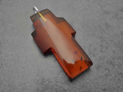 39294-0 Silber Anhänger in Kreuzform mit braunem Bernstein, Hersteller Juwelier Harnisch, ausgefallen mit Edelsteinen, ideal für religiöse Symbole und modischen Schmuck.