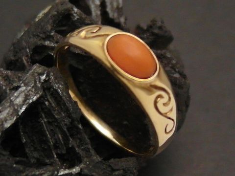 Goldring nostalgisch Gold 333 mit Koralle in Gr. 60, Hersteller Juwelier Harnisch, bis Gr. 60/19, elegantes Design mit geschwungenen Verzierungen und sattem Farbton.