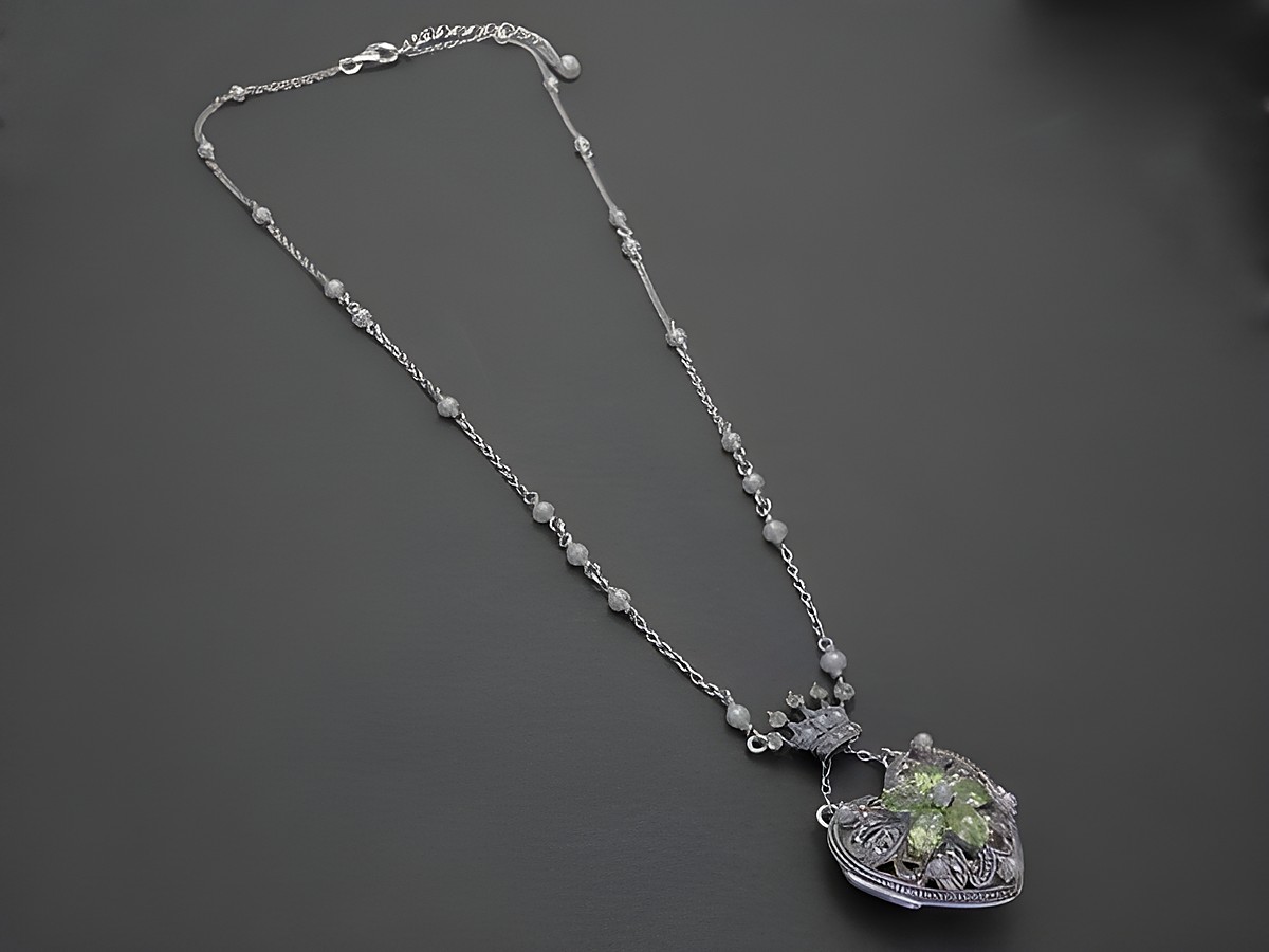 Königliches Herz Medaillon in Peridot, romantisch und elegant, inklusive Kette, hergestellt von Juwelier Harnisch, perfekt als Geschenk für besondere Anlässe. – Ansicht 2