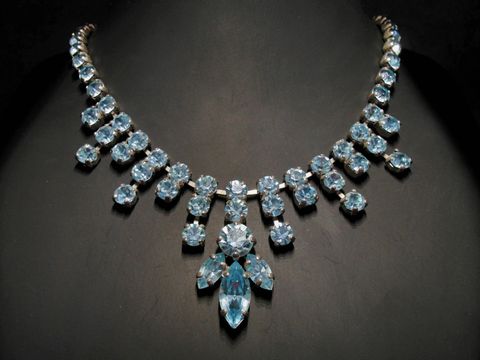 Strass Kette in himmelblau, einzigartig im Design, aus silberfarbener Fassung, Länge 42-45,5 cm, gefertigt vom Juwelier Harnisch, idealer Strassschmuck für besondere Anlässe.