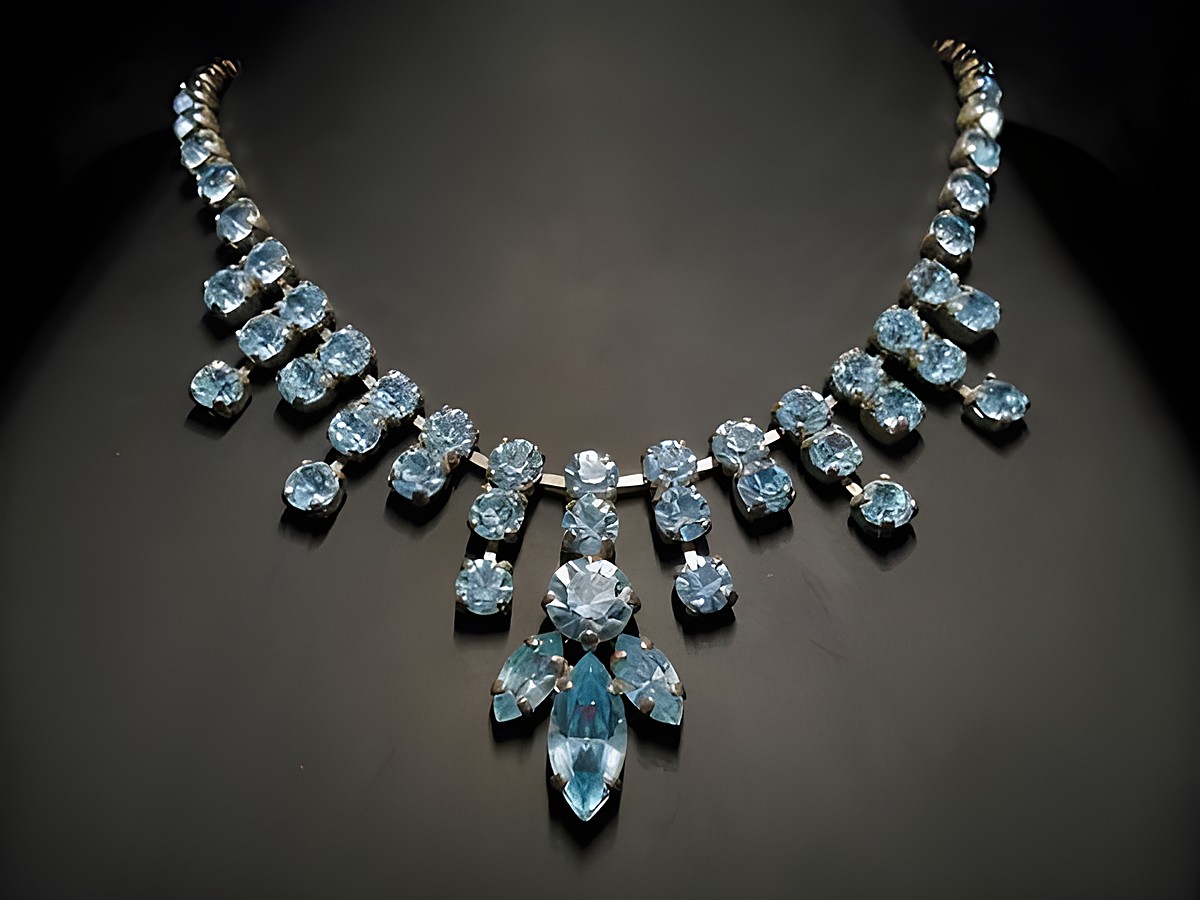 Strass Kette in himmelblau, einzigartig im Design, aus silberfarbener Fassung, Länge 42-45,5 cm, gefertigt vom Juwelier Harnisch, idealer Strassschmuck für besondere Anlässe.