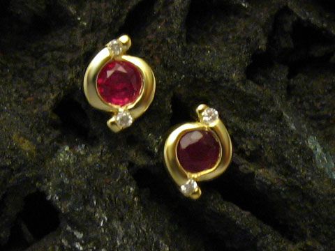 Ohrringe elegant 585 Gold mit Rubin und Diamanten, hergestellt von Juwelier Harnisch, Brillant und Diamant, zeigen einen geschwungenen Designstil und funkelnde Edelsteine.