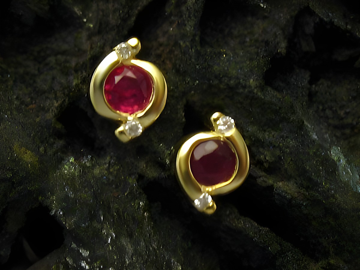 Ohrringe elegant 585 Gold mit Rubin und Diamanten, hergestellt von Juwelier Harnisch, Brillant und Diamant, zeigen einen geschwungenen Designstil und funkelnde Edelsteine.