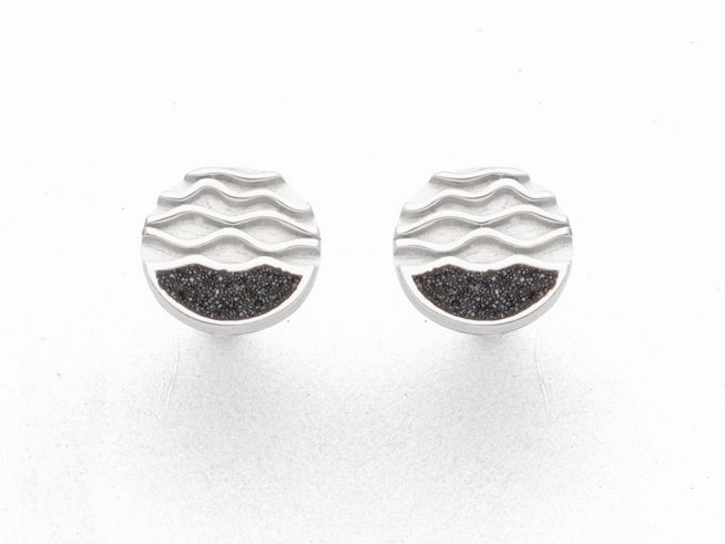 Silberne Ohrstecker im Wellenmuster, kombiniert mit schwarzem Lavasand, elegant und modern, rhodiniert für zusätzlichen Schutz und Glanz, stilvolles Accessoire von DUR.