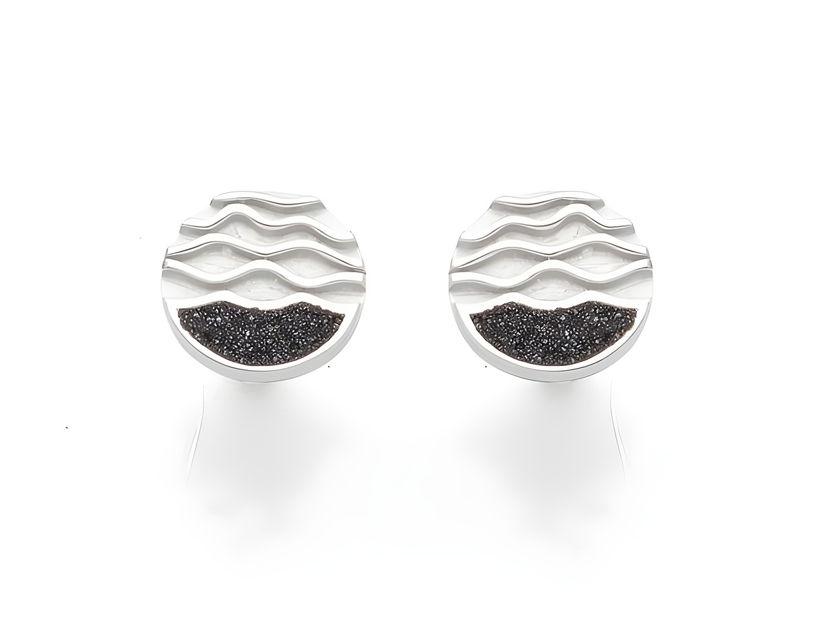 Silberne Ohrstecker im Wellenmuster, kombiniert mit schwarzem Lavasand, elegant und modern, rhodiniert für zusätzlichen Schutz und Glanz, stilvolles Accessoire von DUR.