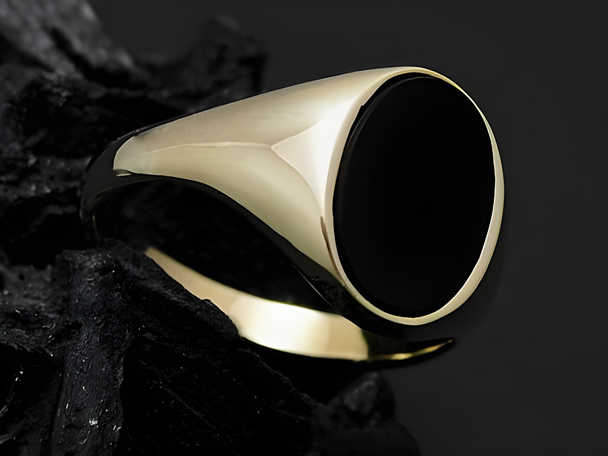Goldring klassisch aus Gold 375 mit Onyx-Achat, Größe 61, Hersteller Juwelier Harnisch, über Größe 60/19. Der Ring besitzt eine glatte, glänzende Oberfläche und ein elegantes, zeitloses Design.
