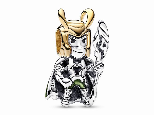 Charm von Pandora, Marvel Loki, aus Sterlingsilber mit gelbgoldener Vergoldung, grünem Emaille und detailreicher Darstellung des Charakters mit Hornhelm und Zauberstab.