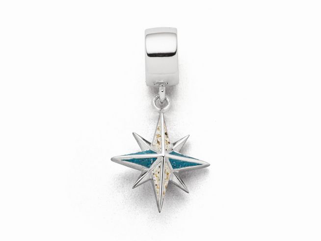 Sterling Silber Charm in Form einer Kompassrose mit blauem und beigem Sand, hergestellt von DUR. Das Schmuckstück hat eine elegante Gestaltung und eignet sich ideal für Armbänder.