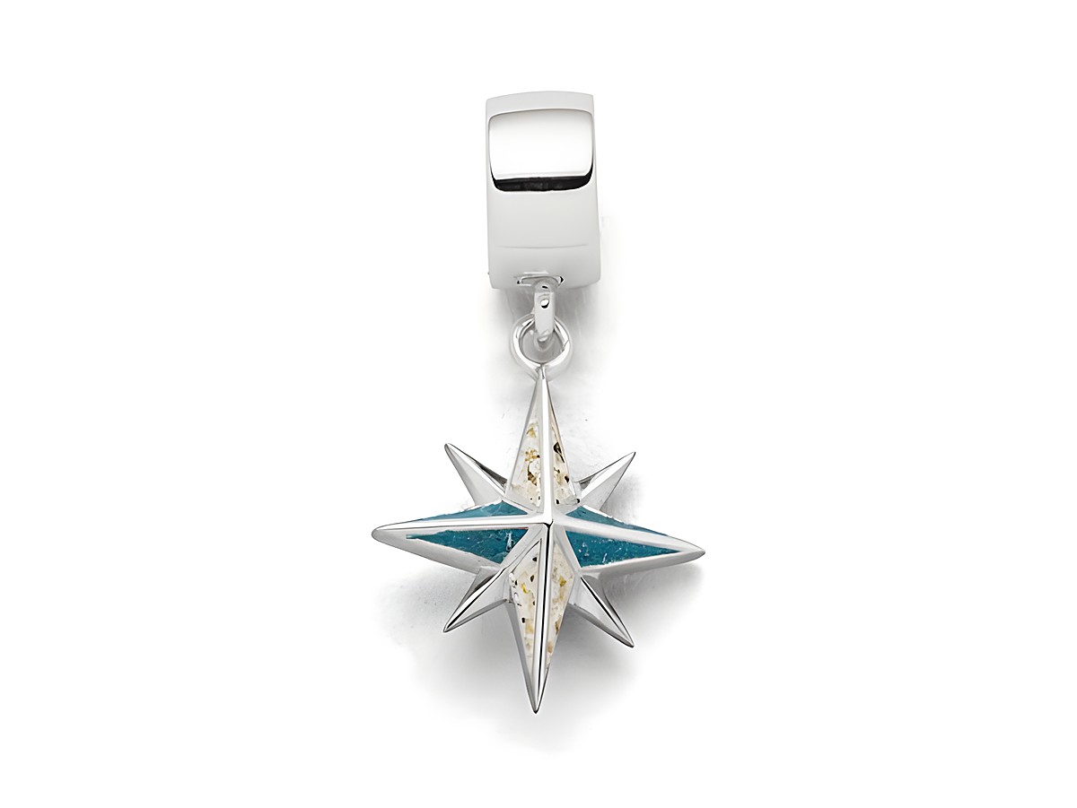 Sterling Silber Charm in Form einer Kompassrose mit blauem und beigem Sand, hergestellt von DUR. Das Schmuckstück hat eine elegante Gestaltung und eignet sich ideal für Armbänder.