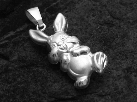 Hase Diamantschliff Anhänger aus Sterling Silber für Kinder, hergestellt von Juwelier Harnisch, zeigt einen niedlichen, lächelnden Hasen in detailreicher Ausführung.