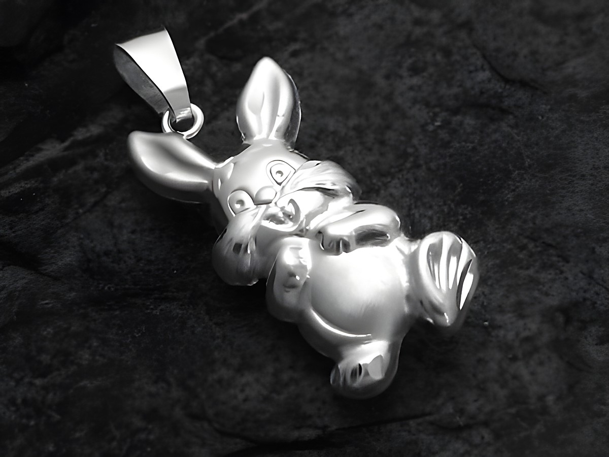 Hase Diamantschliff Anhänger aus Sterling Silber für Kinder, hergestellt von Juwelier Harnisch, zeigt einen niedlichen, lächelnden Hasen in detailreicher Ausführung.