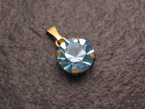 Blauer Strass Anhänger im sexy City Look, rund, aus dem Hause Juwelier Harnisch, funkelt elegant mit goldener Fassung, ideal für besondere Anlässe und vielseitige Kombinationen.