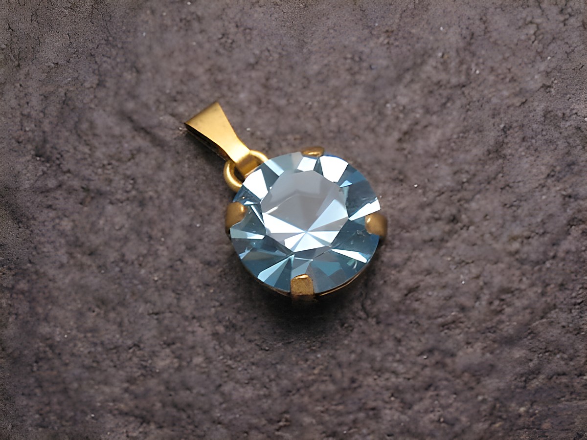 Blauer Strass Anhänger im sexy City Look, rund, aus dem Hause Juwelier Harnisch, funkelt elegant mit goldener Fassung, ideal für besondere Anlässe und vielseitige Kombinationen.