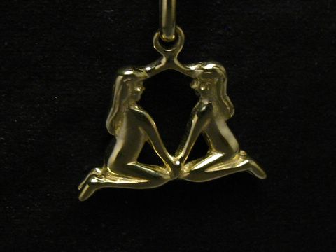 Polierter Goldanhänger im Design der Zwillinge mit zwei sitzenden Figuren, die sich gegenüberstehen und die Hände halten, Hersteller Juwelier Harnisch, Sternzeichen Zwillinge.