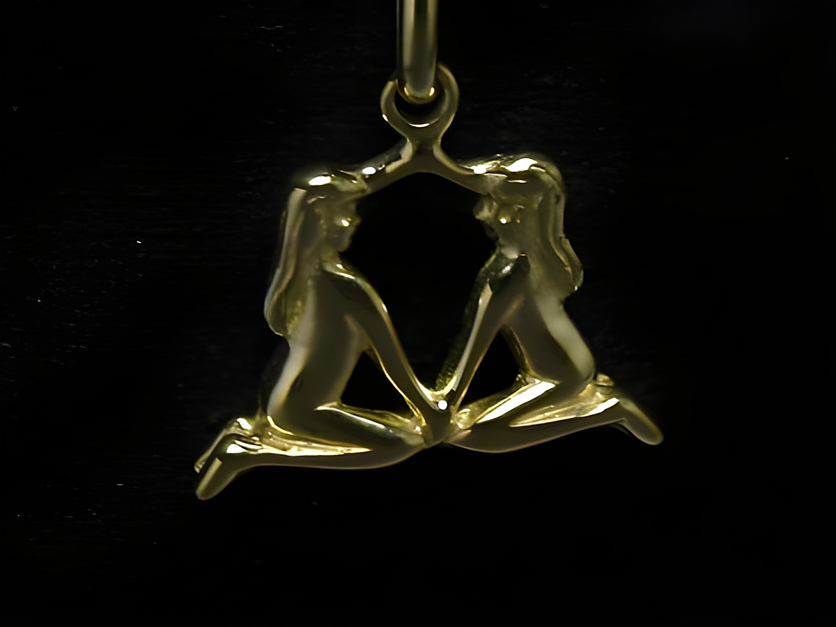 Polierter Goldanhänger im Design der Zwillinge mit zwei sitzenden Figuren, die sich gegenüberstehen und die Hände halten, Hersteller Juwelier Harnisch, Sternzeichen Zwillinge.