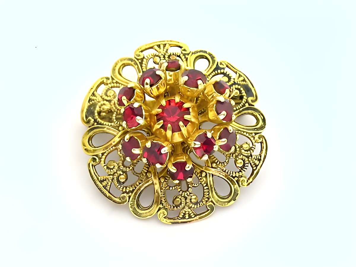 Damen Designer Brosche im Sexy City Look-Rot rund, Hersteller Juwelier Harnisch, Strass Brosche in Gelb-Braun mit filigranem Design und funkelnden roten Steinen als dekorativer Akzent.