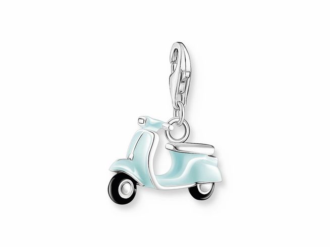 Charm-Anhänger von Thomas Sabo im Vintage-Stil in Form eines Motorrollers aus Silber mit Emaille und Zirkonia, zeigt eine pastellblaue Farbe und schwarze Details.