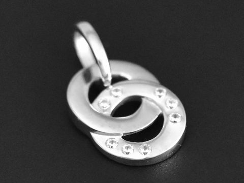 Silber Anhänger mit verschlungenen Ringen, rhodiniert und verziert mit Zirkonia, besonderes Design vom Juwelier Harnisch, ideal als Schmuckstück für besondere Anlässe.
