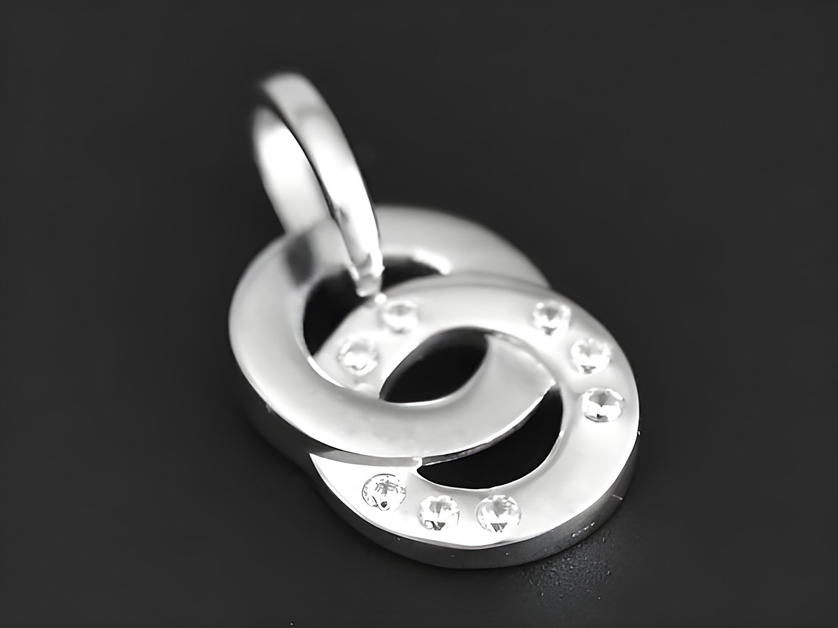 Silber Anhänger mit verschlungenen Ringen, rhodiniert und verziert mit Zirkonia, besonderes Design vom Juwelier Harnisch, ideal als Schmuckstück für besondere Anlässe.