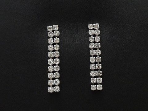 Strass Ohrstecker in elegantem Design, weißer Strass Schmuck, hergestellt von Juwelier Harnisch, mit funkelnden Steinen in gerader Anordnung. Ideal für besondere Anlässe.