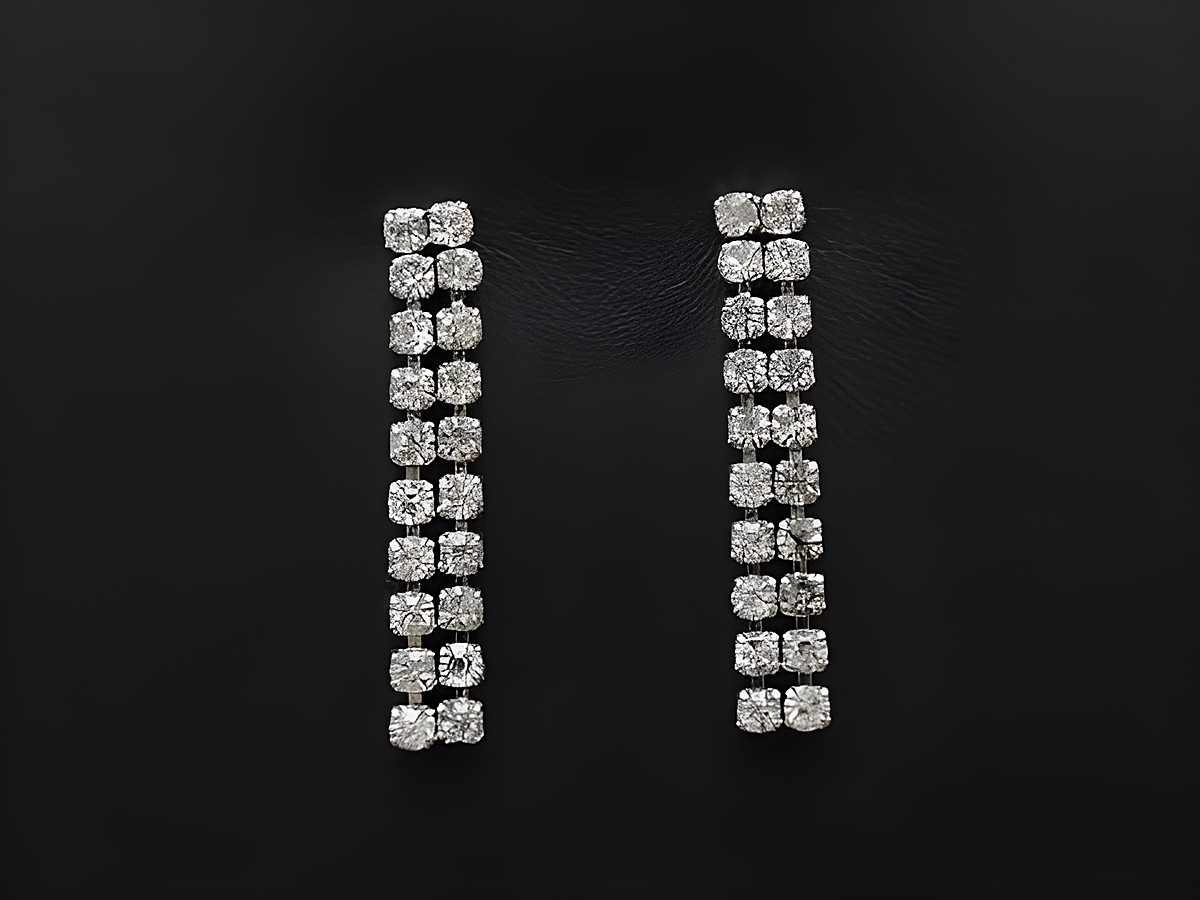 Strass Ohrstecker in elegantem Design, weißer Strass Schmuck, hergestellt von Juwelier Harnisch, mit funkelnden Steinen in gerader Anordnung. Ideal für besondere Anlässe.