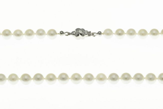 Perlenkette 46 cm mit Akoya Zuchtperlen und einem Verschluss aus 585 Weißgold, hergestellt von Juwelier Harnisch, elegant und zeitlos für jeden Anlass.