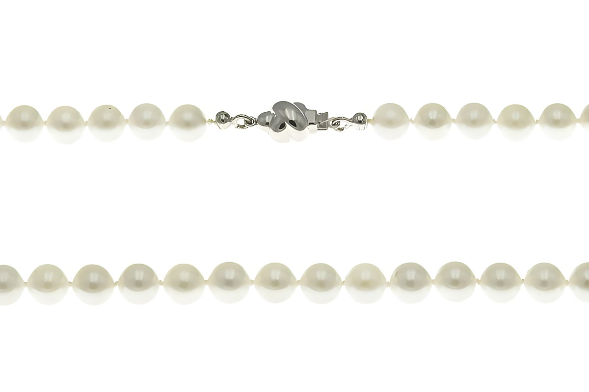 Perlenkette 46 cm mit Akoya Zuchtperlen und einem Verschluss aus 585 Weißgold, hergestellt von Juwelier Harnisch, elegant und zeitlos für jeden Anlass.