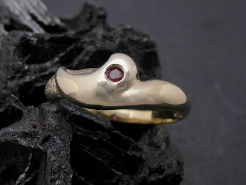 Gold Ring ausdrucksstark aus Gold 333 mit Rubin, Goldring in Größe 53, Hersteller Juwelier Harnisch, bis Größe 54/17,5.