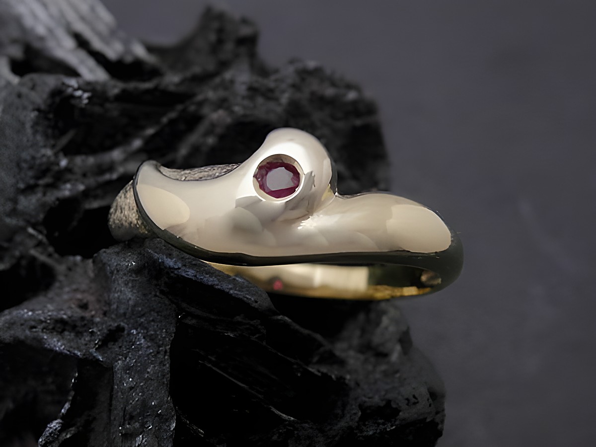 Gold Ring ausdrucksstark aus Gold 333 mit Rubin, Goldring in Größe 53, Hersteller Juwelier Harnisch, bis Größe 54/17,5.