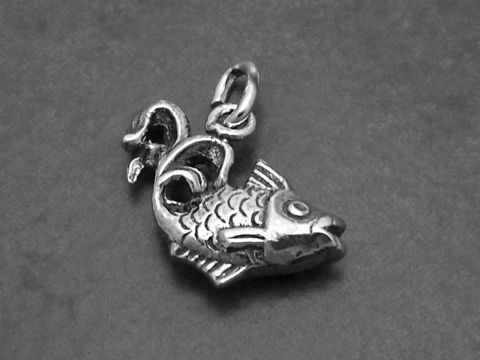 Silber Anhänger in Form eines Fisches, Goldfisch, perfekt für Angeln, Hersteller: Juwelier Harnisch, eignet sich als Schmuckstück für Tierliebhaber.