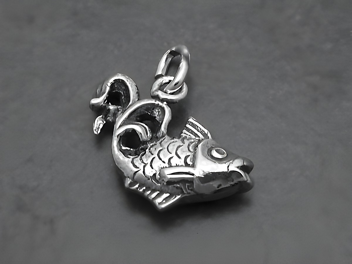Silber Anhänger in Form eines Fisches, Goldfisch, perfekt für Angeln, Hersteller: Juwelier Harnisch, eignet sich als Schmuckstück für Tierliebhaber.