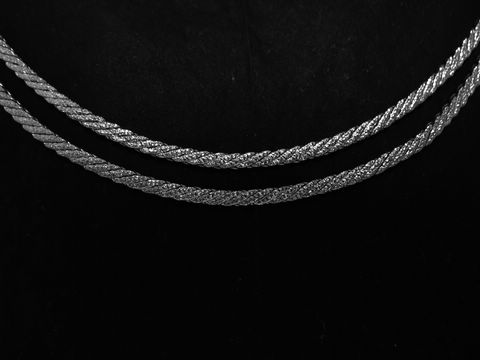 Silber Collier Kette - 2 reihig - Designerschmuck, Hersteller: Juwelier Harnisch, weitere Kettenmuster, elegant verflochtene Ketten in unterschiedlichen Stärken auf schwarzem Hintergrund.