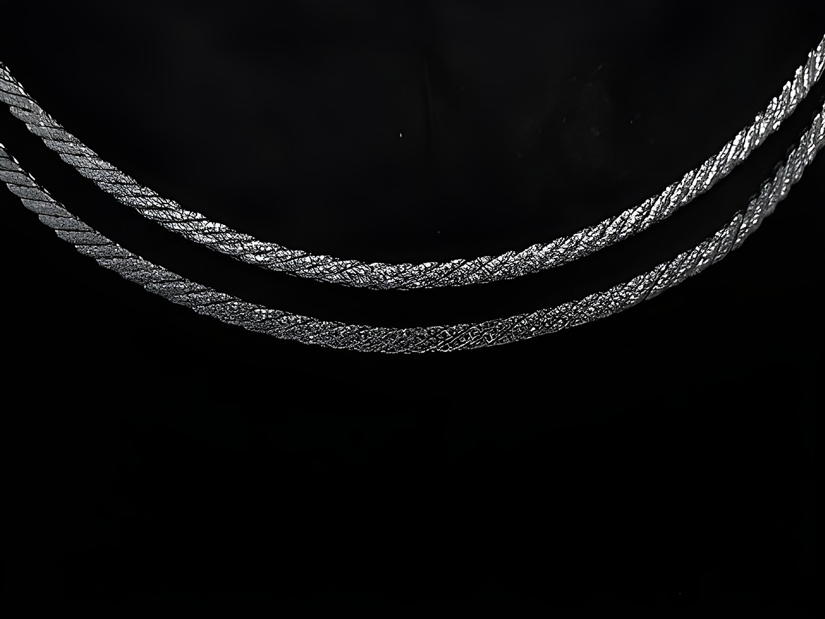 Silber Collier Kette - 2 reihig - Designerschmuck, Hersteller: Juwelier Harnisch, weitere Kettenmuster, elegant verflochtene Ketten in unterschiedlichen Stärken auf schwarzem Hintergrund. – Ansicht 2
