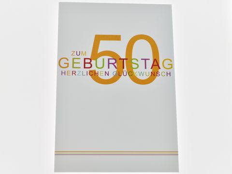 Schlichte Geburtstagskarte mit buntem Schriftzug zum 50. Geburtstag und der Aufschrift herzlichen Glückwunsch, Hersteller ist Juwelier Harnisch.